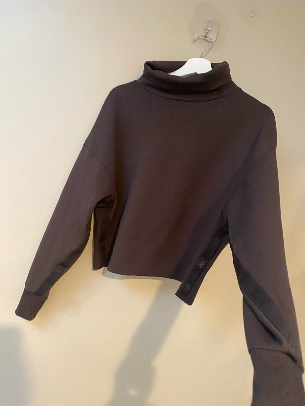 Rhone DreamGlow Mock Neck cropped Sweater chocolate brown size medium - Picture 3 of 6